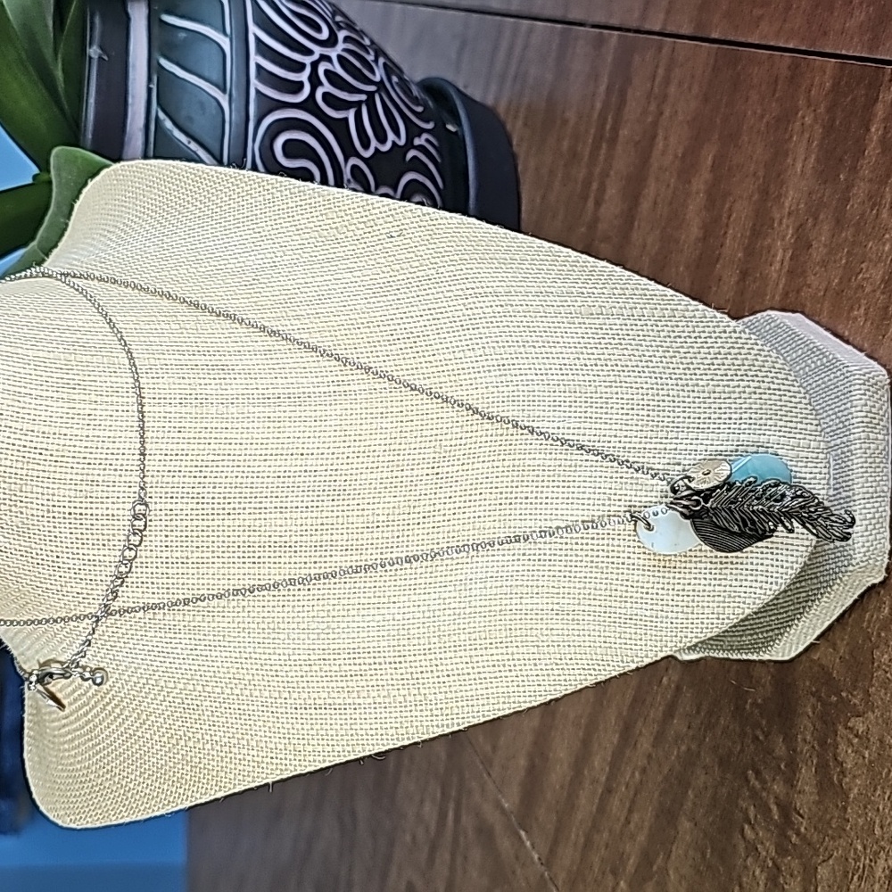 Aeropostale Leaf necklace